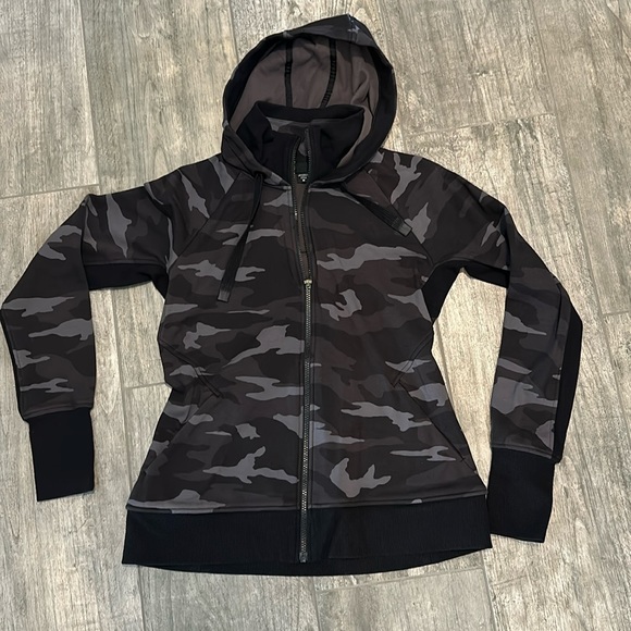 Athleta Triumph hoodie. Printed Camo. Size M. - Picture 2 of 5